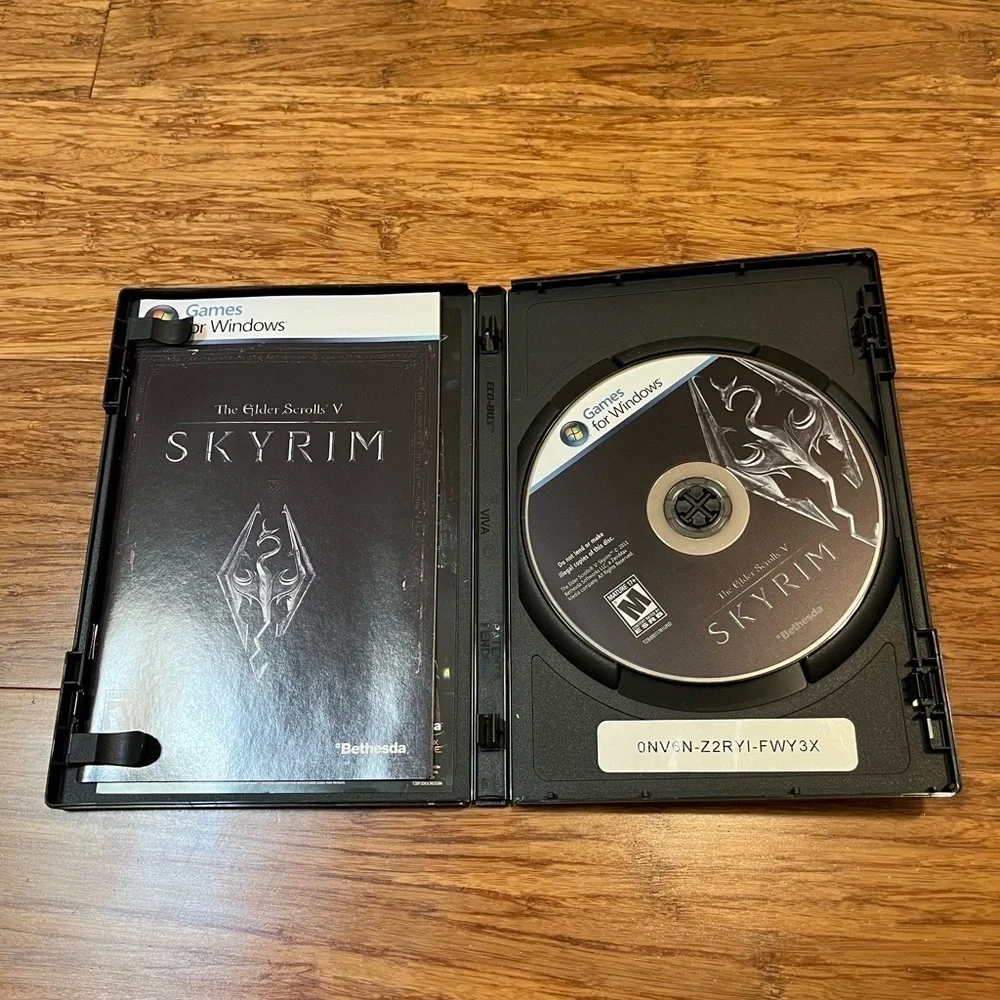 SKYRIM PC DVD game for windows w/ original MAP, case, and instruction booklet